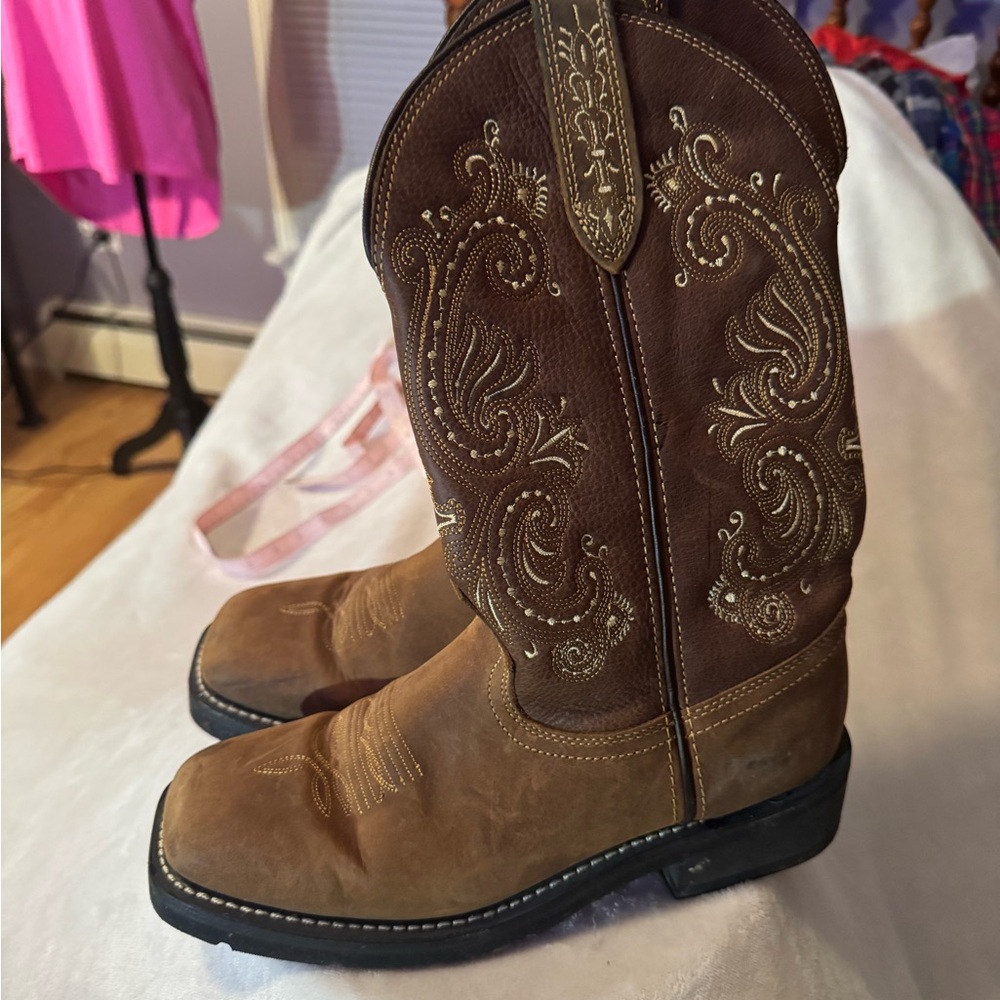 Brown Western Cowboy Boots with Embroidered Design
